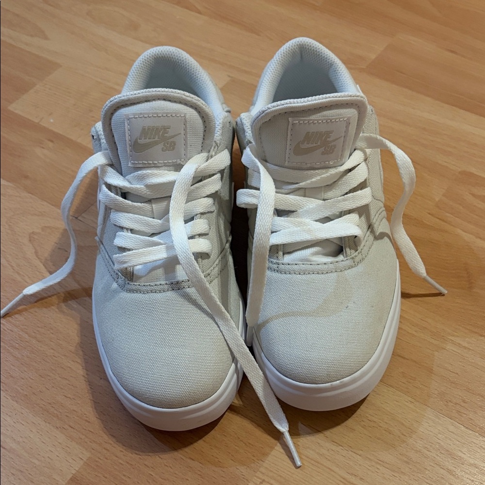 Nike SB White Lace-Up Sneakers